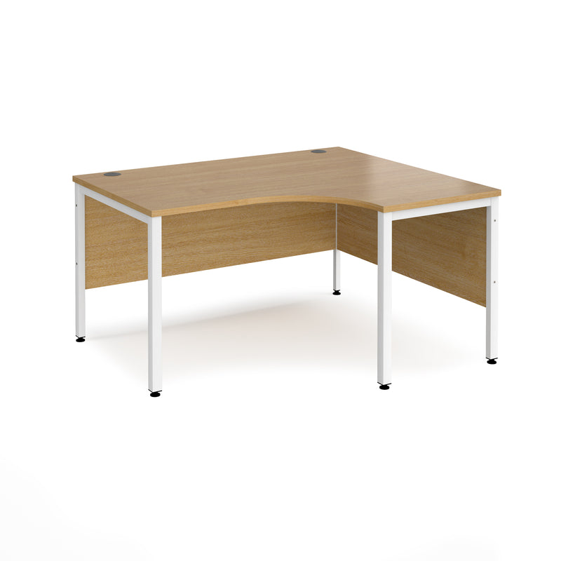 Maestro 25 Ergonomic Desk With Bench Leg - Oak - NWOF